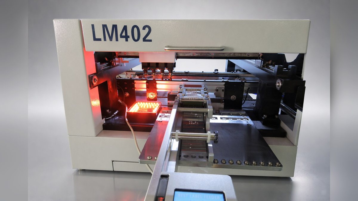 Multi-head vision labeling machine